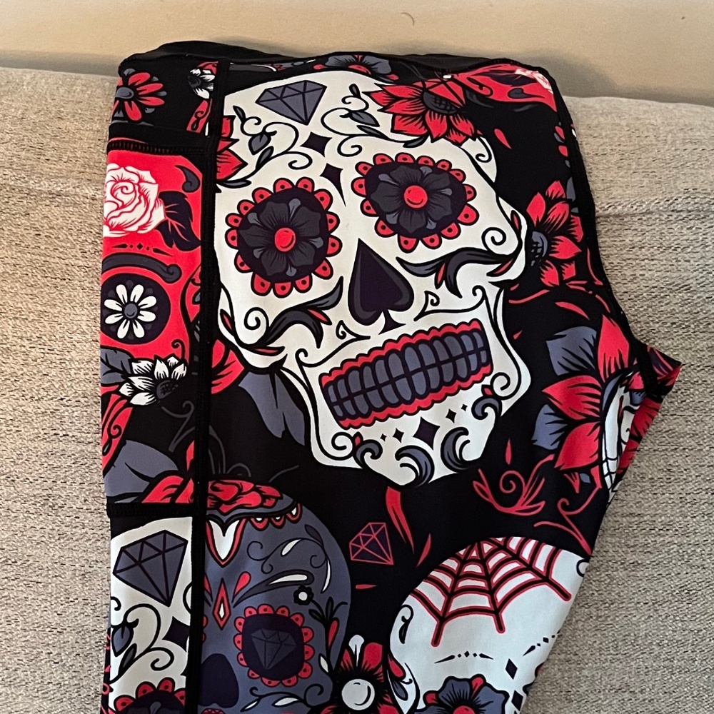 Constantly Varied Gear (CVG) Size Large Capri Leggings - Skulls and Roses